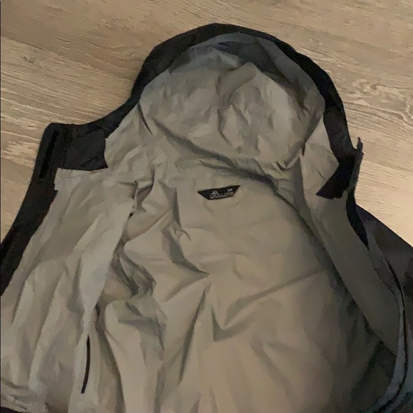 rain coat, never been worn - Picture 2 of 3